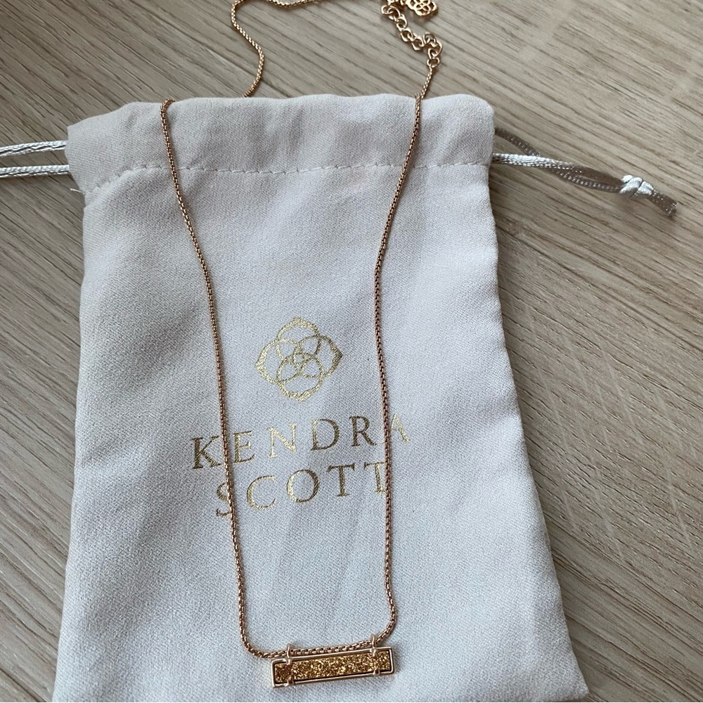 ❤️ NWOT Kendra Scott Leanor Pendant Bar Necklace in Rose Gold Drusy